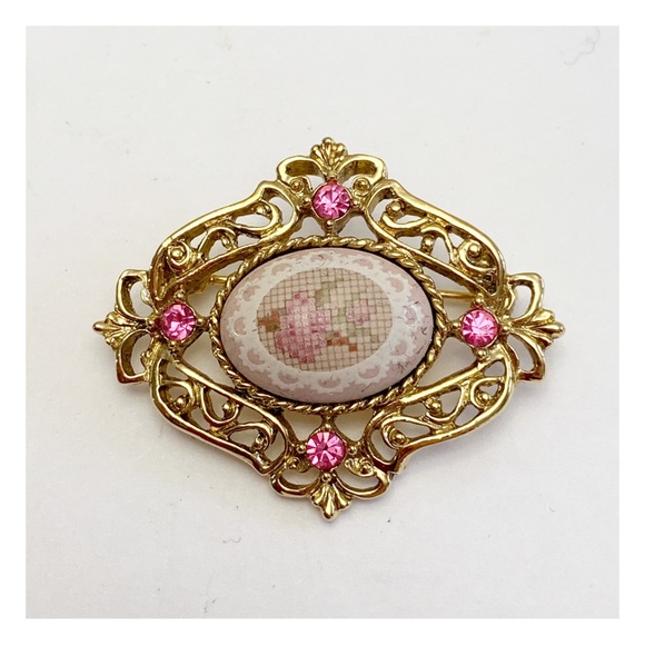 1928 Victorian revival brooch floral needlepoint in gold open work frame - Picture 3 of 5